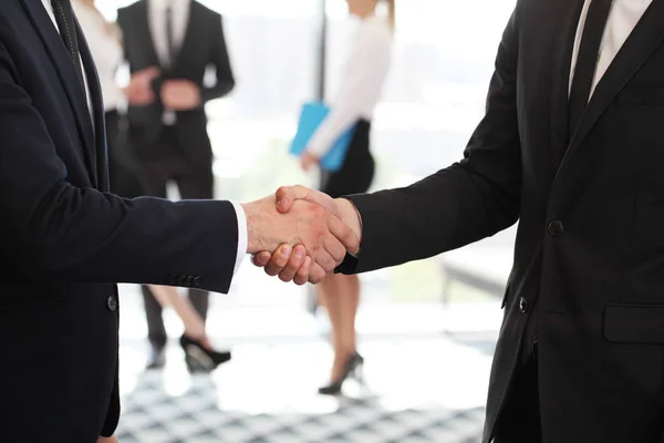 Negocios apretón de manos en la reunión — Foto de Stock