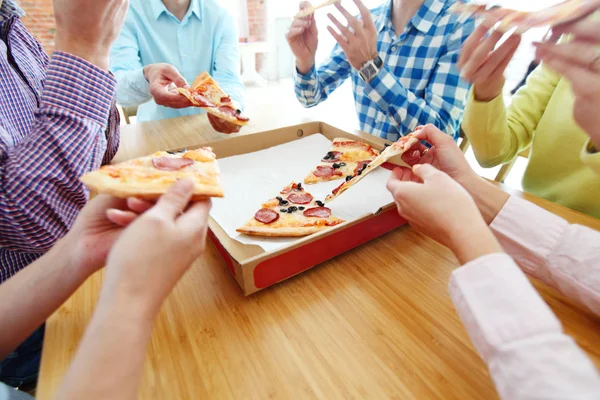 Mensen grijpen pizza — Stockfoto