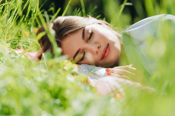 Mujer durmiendo en la hierba — Foto de Stock