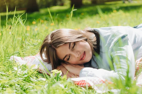 Mujer durmiendo en la hierba — Foto de Stock