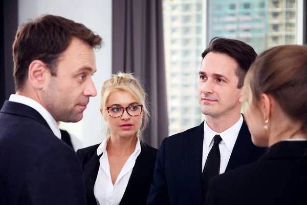 Gente de negocios hablando en la oficina — Foto de Stock