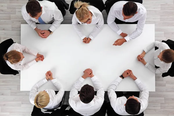 Empresários sentados à mesa vazia — Fotografia de Stock