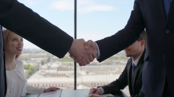 Orang bisnis berjabat tangan — Stok Video