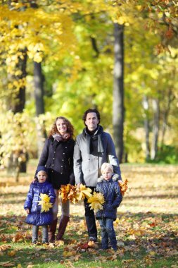 Sonbahar Park'ta yürüyordunuz çocuklu aile