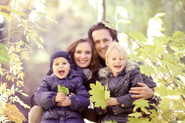 Famille avec enfants dans le parc d'automne — Photo