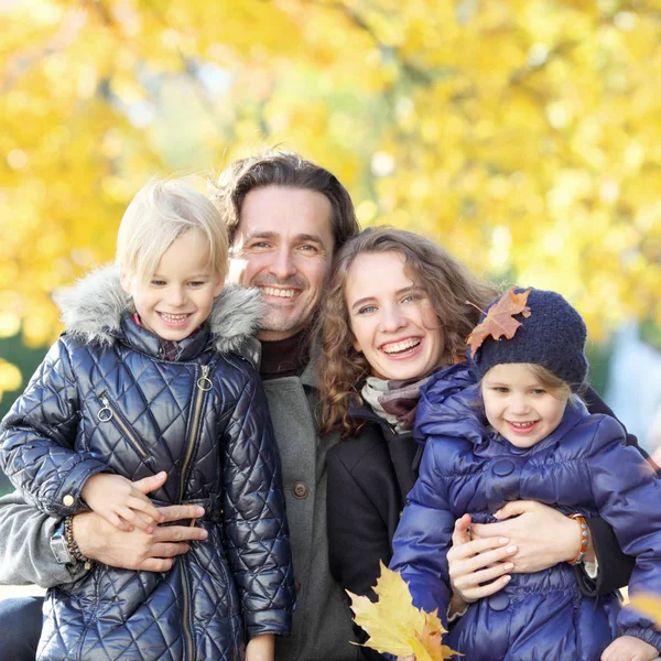 Sonbahar parkında çocuklu bir aile — Stok fotoğraf