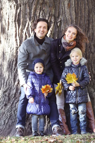 Famille heureuse dans le parc d'automne — Photo