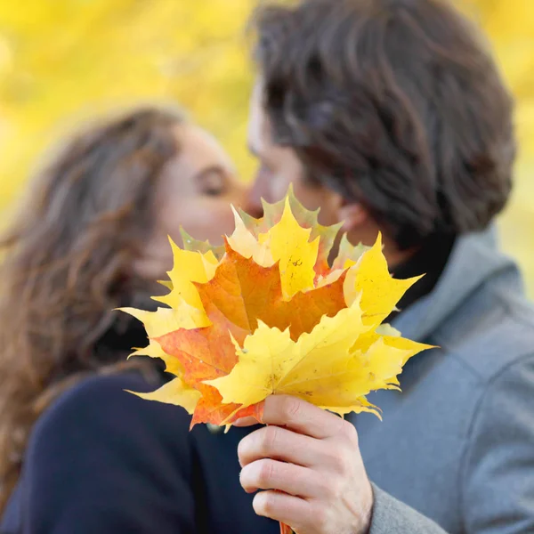 Paar küsst sich im Herbstpark — Stockfoto