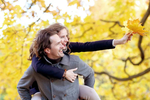 Pareja divirtiéndose en otoño parque — Foto de Stock