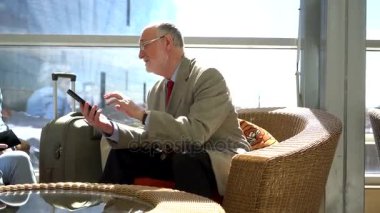 Üst düzey iki turist uçuş için bekliyor