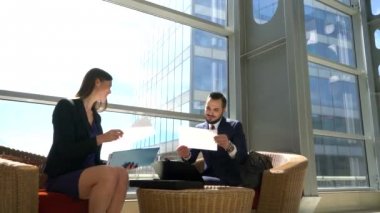 Belgeleri tartışırken iki iş adamları