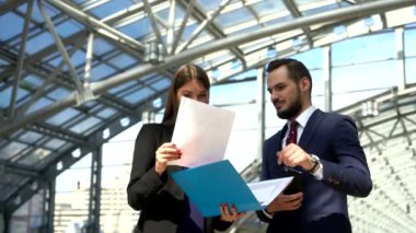 İş adamları belgeleri tartışmak