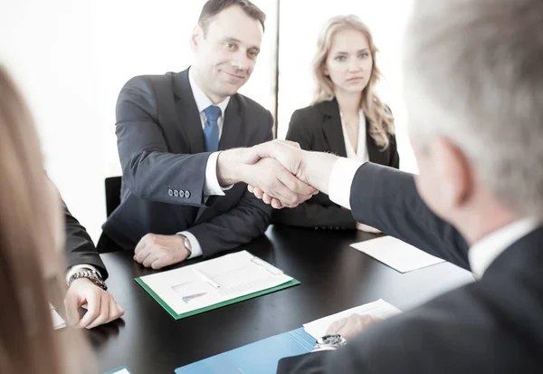 Zakelijke mensen schudden handen — Stockfoto