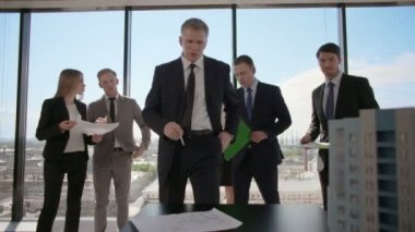 İş toplantısı mimarlar ve yatırımcılar