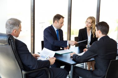 İş adamları grafik ve diyagramlarla çalışır