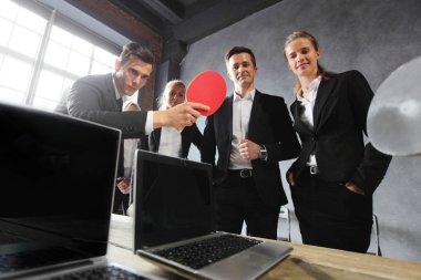 İş adamları ping pong oynamak