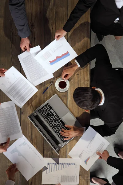 Uomo d'affari ottenere lavoro extra — Foto Stock