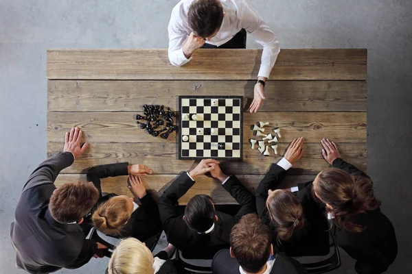 Empresários jogando xadrez — Fotografia de Stock
