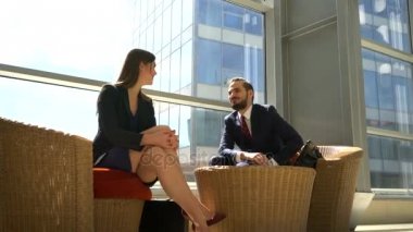  İş adamları bir şey tartışıyor. 