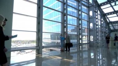 Ofis binası içinde yürüyüş iş adamları