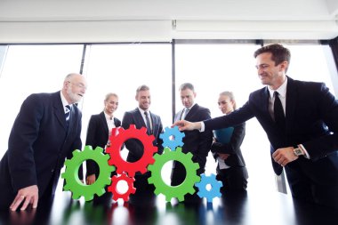 İş adamları cogwheels montajı