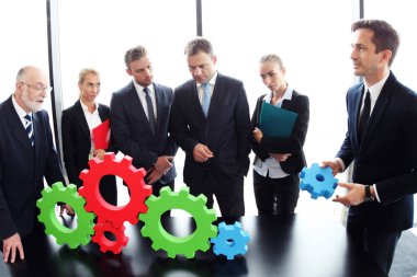 İş adamları cogwheels montajı