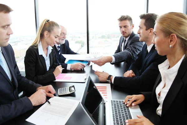 Reunión de negocios en la oficina — Foto de Stock