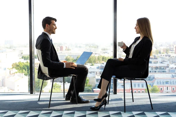 Gente de negocios hablando — Foto de Stock