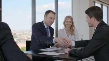 İş Adamları Tokalaşıyor