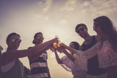 Bira içen arkadaşlar