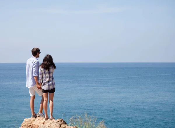 Junges Paar blickt aufs Meer — Stockfoto