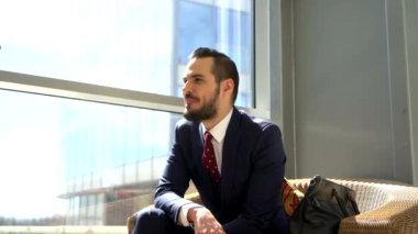 İki arkadaşları birbirleri ile sohbet