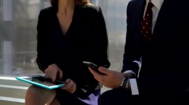 İki arkadaşları birbirleri ile sohbet