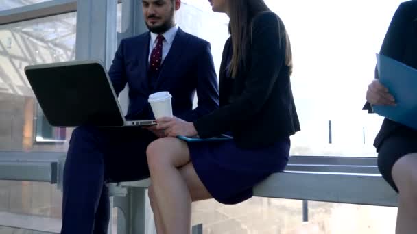 Dos compañeros de trabajo discutiendo proyecto de trabajo en descanso — Vídeos de Stock