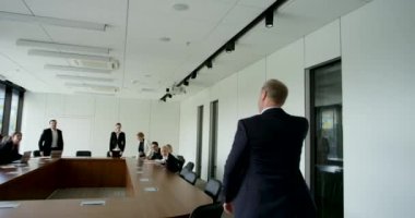 Ofis toplantı odasına girmeden işadamı