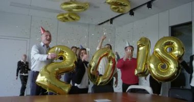 2018 yeni yıl ofis partisi