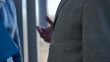 Konuşan üst düzey iş adamları