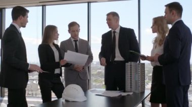 İş toplantısı mimarlar ve yatırımcılar