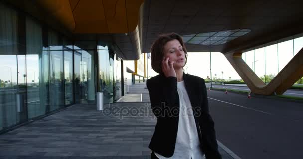Business woman talking on phone — Stock Video
