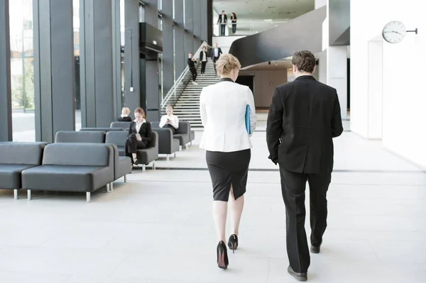 Les gens d'affaires au hall de l'immeuble de bureaux — Photo