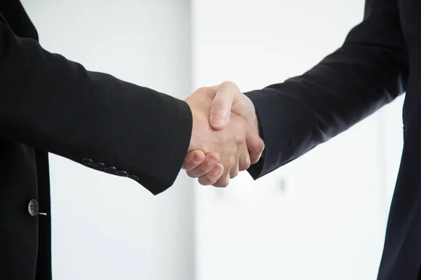 Business handslag på nära håll — Stockfoto