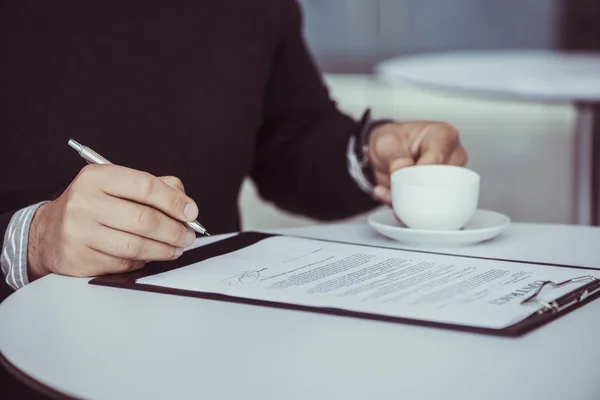 Zakelijk persoon ondertekenen Contract — Stockfoto