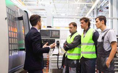 Yöneticisi ve çalışanları Cnc makineleri yakınındaki