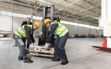 Alüminyum kütük alarak işçi