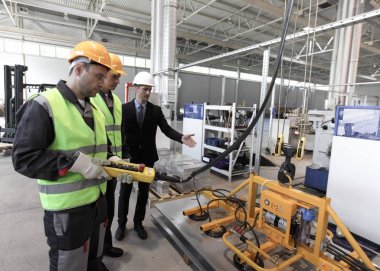 İşçiler yakın sac aygıt kaldırma