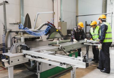 Cnc makine atölyesinde işçi