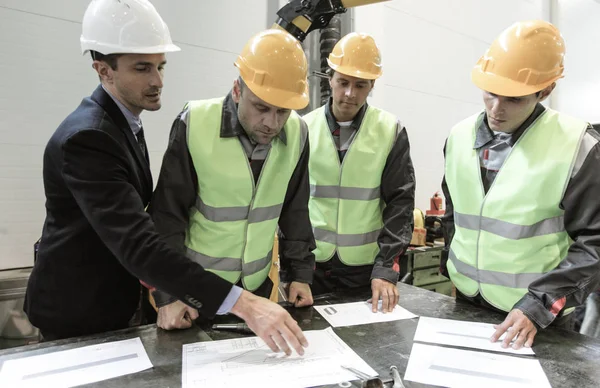Inženýr andworkers diskutovat o papíry — Stock fotografie