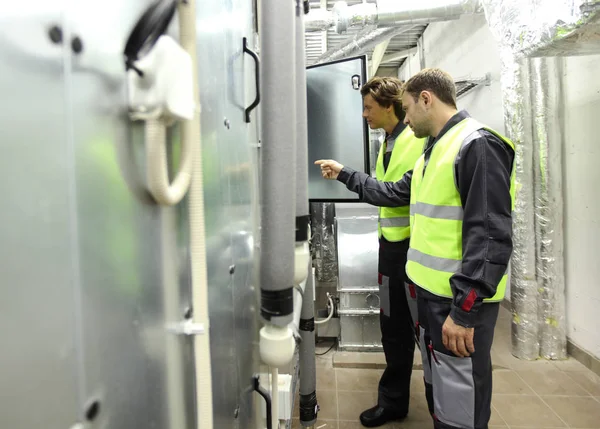 Trabajadores en la sala de interruptores eléctricos — Foto de Stock