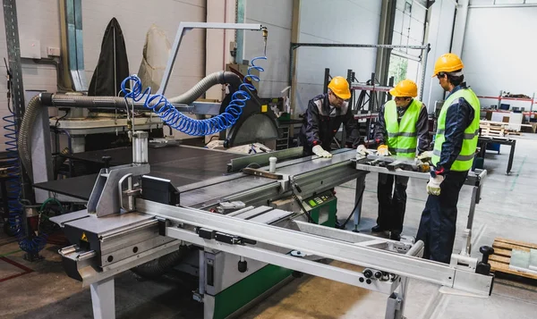 Cnc makine atölyesinde işçi