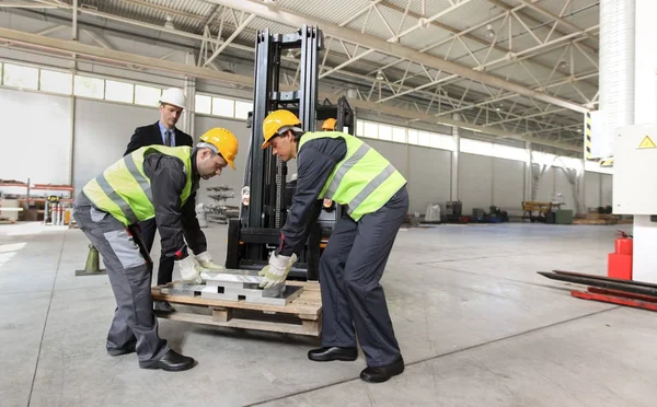 Alüminyum kütük alarak işçi